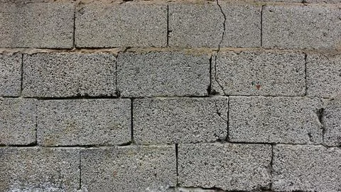 Gray Concrete Block Wall With Cracks and Rough Texture in Natural Light Foto stock