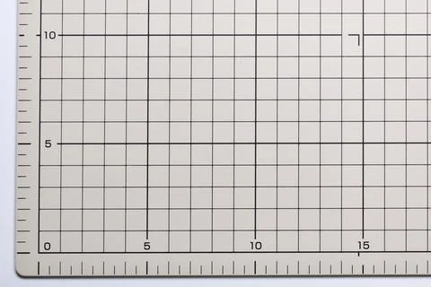 Gray cutting mat board background with line and scale measure guide pattern.. 스톡 사진