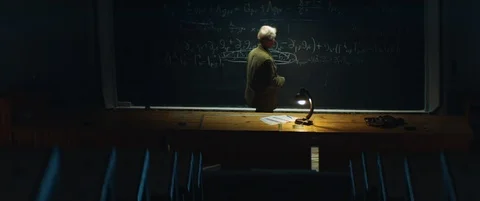 Gray elderly scientist writing formula on blackboard, process of invention Vídeos de archivo 123186426