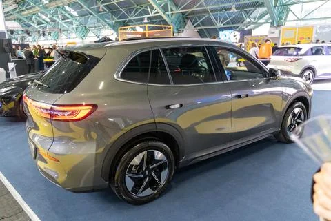 A gray Geely EX5 crossover Stock-Fotos
