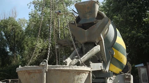 Gray liquid rotates and mixes in the concrete mixer truck and gradually pours in Vídeos de archivo 156785884
