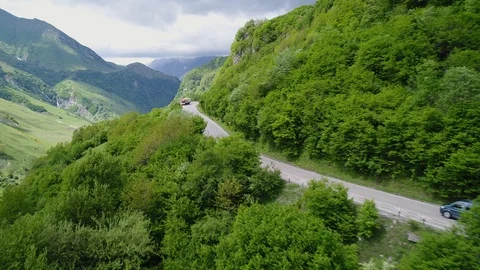 Gray minivan moves on serpentin in high mountains. Aerial view. 스톡 동영상 91014448