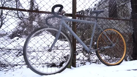 Gray old bicycle in the yard in winter Video stock 229278598