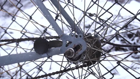 Gray old bicycle in the yard in winter Vídeo Stock 229278603