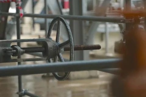 Gray open gate valve with long stem on a pipeline. Foto stock