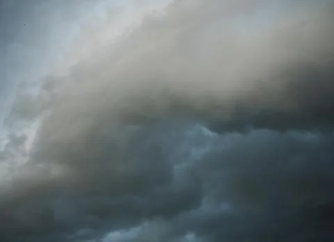 Gray sky and black clouds on a rainy day during the rainy season Foto stock