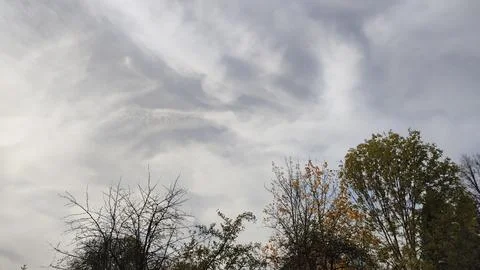 Gray sky white clouds background nature air atmosphere weather autumn Foto stock