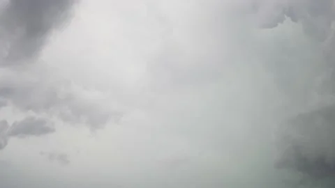 Gray slow clouds 4k. Atmospheric weather, thunder and summer storm Vidéo 170757366