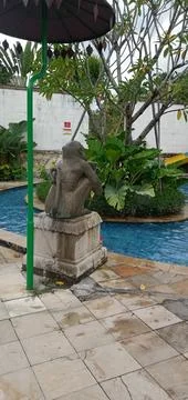 A Gray Statue of A Monkey Foto stock