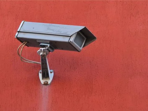 Gray street camera of external supervision on a building wall Foto stock