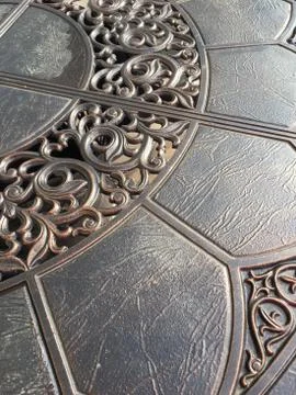 Gray surface of an iron forged table with carvings Foto stock