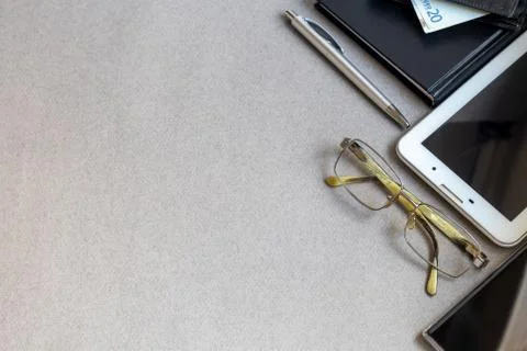 A gray surface with the necessary items on it. Diary with pen, Samsung phone. Фото