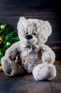 Gray teddy bear with gift box and wreath Fotos Stock