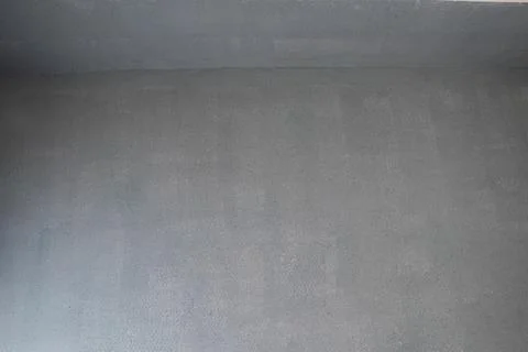 Gray wall and ceiling in the apartment after puttying and painting, smooth su Foto stock