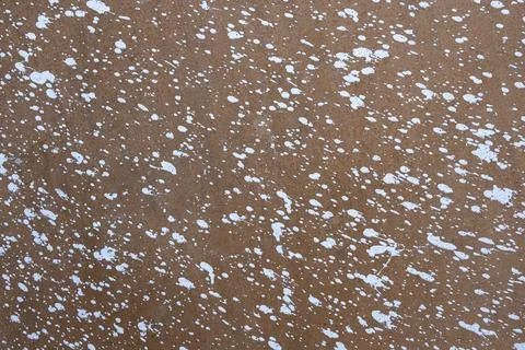 Gray wall with white spray of paint. rough surface texture Foto stock