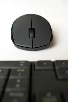 A gray wireless mouse and a keyboard Stockfoto's