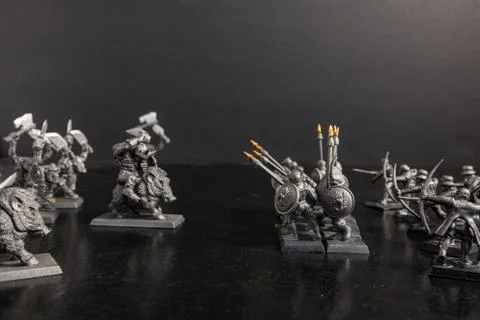 Grayscale selective focus shot of mythical and soldier with spears figurines Foto stock