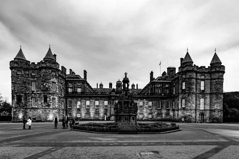 A grayscale shot of an aged building in Holyrood Park, Edinburgh, Scotland, t Fotos de archivo