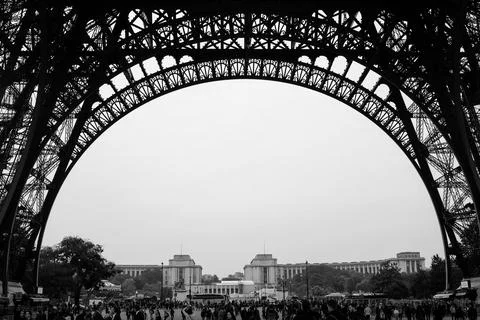 Grayscale shot of the Eiffel Tower in Paris, France Stockfoto's