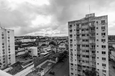 Grayscale shot of the front facade of an old building against a cloudy sky Fotos de archivo