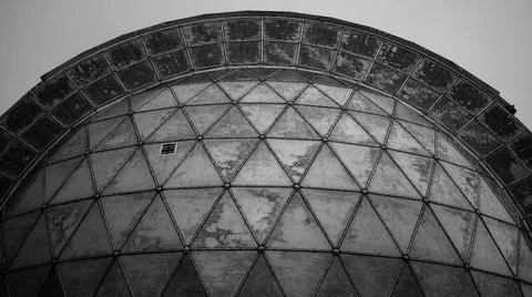 Grayscale shot of an old dome with a triangles pattern Foto stock