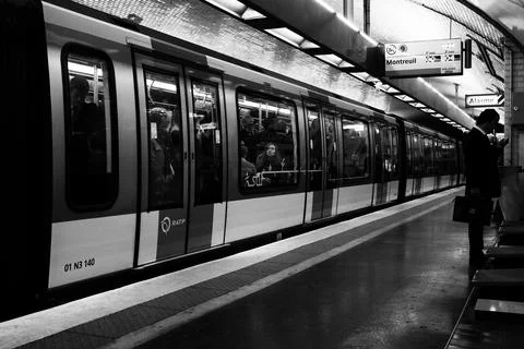Grayscale shot of a train full of passengers in Paris, France 스톡 사진