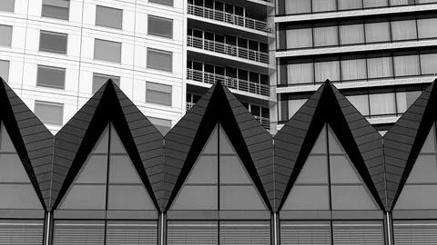 Grayscale shot of triangular shaped building 스톡 사진