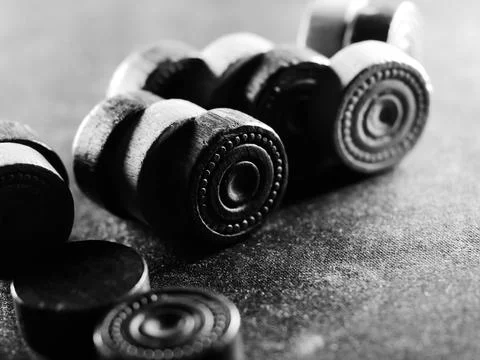 Grayscale studio shot of backgammon pieces Foto stock