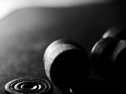Grayscale studio shot of backgammon pieces Foto stock