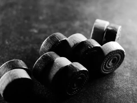 Grayscale studio shot of backgammon pieces Foto stock