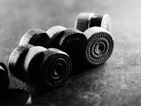Grayscale studio shot of backgammon pieces Foto stock
