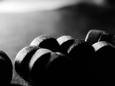 Grayscale studio shot of backgammon pieces Foto stock
