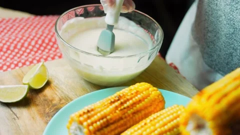Grease with sauce three planted corn. Mexican corn elote in three ways Vidéo 170429376