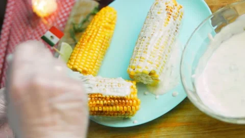 Grease with sauce three planted corn. Mexican corn elote in three ways Vidéo 170429670