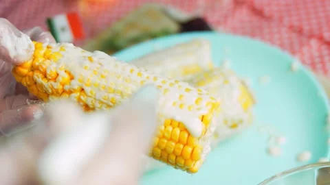 Grease with sauce three planted corn. Mexican corn elote in three ways Vidéo 170429911