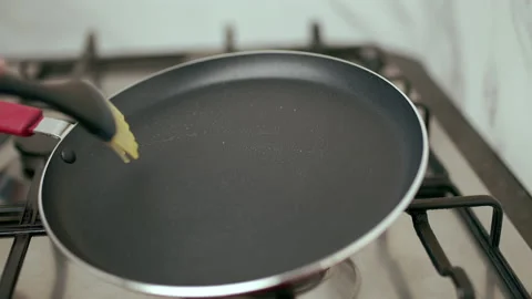 Greasing with oil a pan. Video stock 133596710