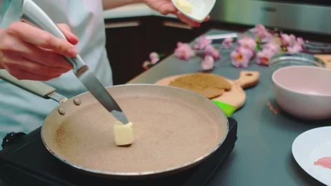 Greasing the pan with a piece of butter Видео 249607439