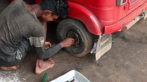 Greasing tuktuk Stock Footage 231025180