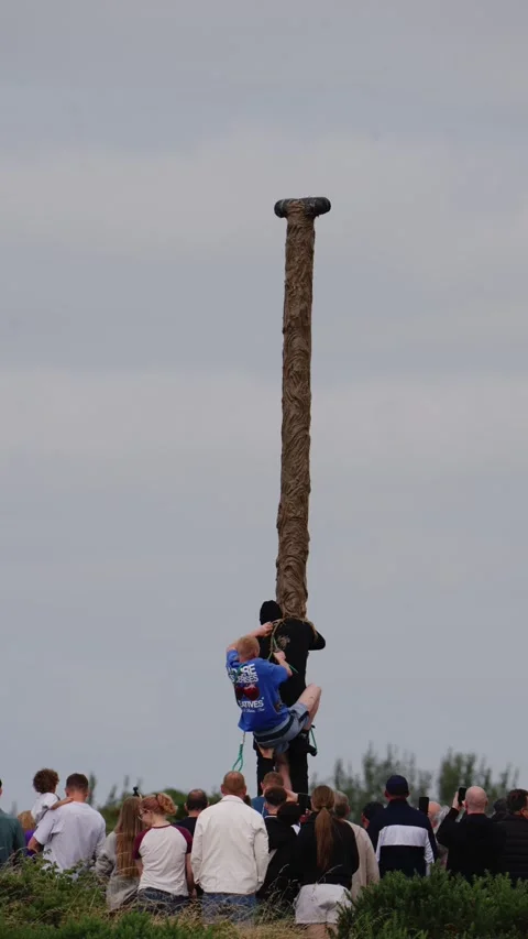 Greasy Pole Team Climbing Competition, Marrymass Festival Activities 库存影片 343148080