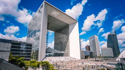 The Great Arch of the Defense, Paris business center time lapse Stockbeeldmateriaal 119034341