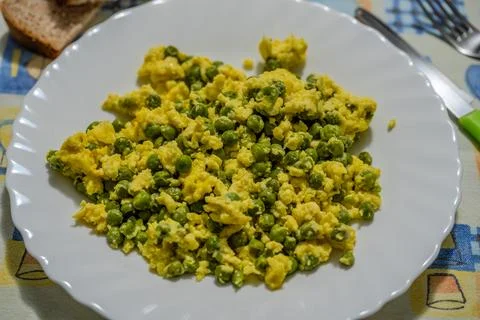 A great classic of rustic cuisine: eggs and peas. 스톡 사진