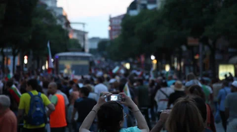 Great crowd of protesters have closed the boulevard and have blocked the tram Vídeo Stock 38918129