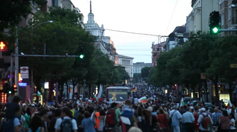 Great crowd of protesters have closed the boulevard and have blocked the tram Vídeo Stock 38918471
