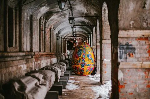 Great Easter egg stands on the street Foto stock