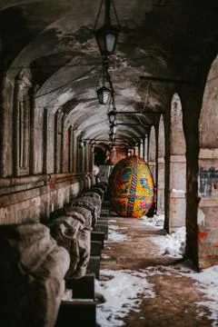 Great Easter egg stands on the street Foto stock