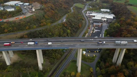 A great flight over a highway and spectacular scenery Vídeos de archivo 256644276