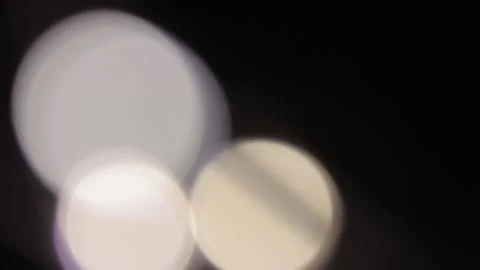 The great light moves to the right in the darkness. Vidéo 317489815