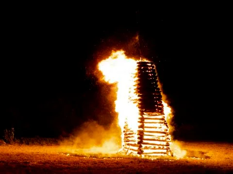 Great midsummer fire in the dark night in june Foto stock