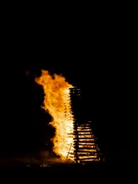 Great midsummer fire in the dark night in june Foto stock