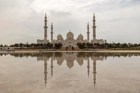 Great mosque of Abu Dhabi with reflections Stock Photos